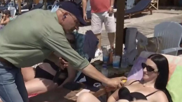 Δημοσιογράφος του ΣΚΑΪ βάζει αντηλιακό σε λουόμενες: «Κάτσατε πολύ στον ήλιο, βάλτε λαδάκι»