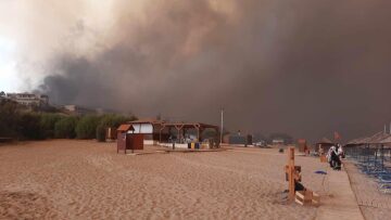 Φωτιά στη Ρόδο: Οκτώ διακομιδές από το EKAB - Σε πάνω από 60 άτομα δόθηκαν οι πρώτες βοήθειες