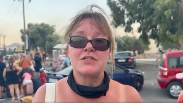 Φωτιά στη Ρόδο: «Πήραν πρώτα γυναίκες και παιδιά, μας έδωσαν δωρεάν νερό και φαγητό» λέει Βρετανή τουρίστρια