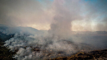 Ανεξέλεγκτη η πυρκαγιά στη Ρόδο: Απεγκλωβίστηκαν οι πυροσβέστες στη Μονή Υψενής