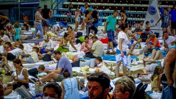 Ροδίτες άνοιξαν τα στα σπίτια τους για τους τουρίστες - Τα αξέχαστα γενέθλια του Τζέιμς (βίντεο)