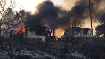 Φωτιά στη Ρόδο: Μαίνεται το μεγάλο μέτωπο - Ανησυχία για τον «ακραίο κίνδυνο» σήμερα