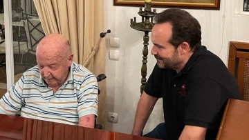 Κώστας Μακεδόνας: Επισκέφθηκε τον Μίμη Πλέσσα - Οι φωτογραφίες από το σπίτι του συνθέτη