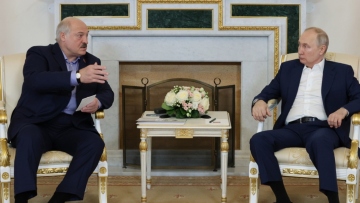 Πούτιν: Συναντήθηκε με τον Λουκασένκο και φωτογραφήθηκαν με όσους ήταν σε πλατεία - Δείτε βίντεο