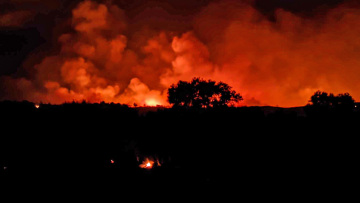 Νέο μήνυμα του 112 στη Ρόδο: Εκκενώνονται Πεύκοι, Λίνδος και Κάλαθος