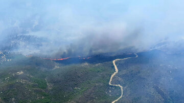 Φωτιά στη Ρόδο: Συνεχείς μάχες με τις αναζωπυρώσεις στα τρία μέτωπα - Σε γυμναστήρια και σχολεία χιλιάδες τουρίστες