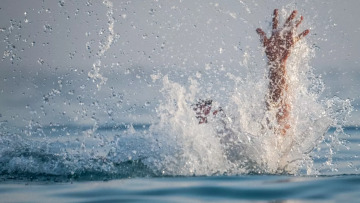 Προβληματίζουν οι 135 πνιγμοί από τον Ιούνιο – Δύο ειδικοί εξηγούν πώς θα κολυμπάμε με ασφάλεια