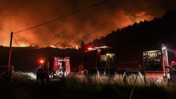 Φωτιές: Μάχη με τα πύρινα μέτωπα σε Ρόδο, Κέρκυρα και Κάρυστο