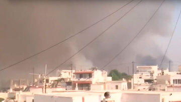 Φωτιά στη Ρόδο: Οι φλόγες μπήκαν μέσα στο χωριό Ασκληπιείο της Ρόδου - Καίγονται σπίτια και καταστήματα