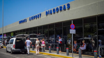 Φωτιά στη Ρόδο: Ομαλή η λειτουργία του αεροδρομίου - Οι τουρίστες ευχαριστούν για το help desk