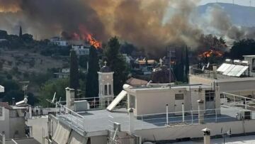 Φωτιά κοντά σε σπίτια στη Θήβα - Ενισχύθηκαν οι δυνάμεις της Πυροσβεστικής