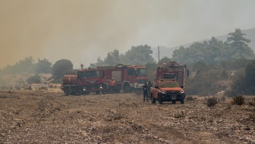 Φωτιές: Αναζωπυρώσεις σε Ρόδο και Κέρκυρα με διαδοχικές εκκενώσεις οικισμών