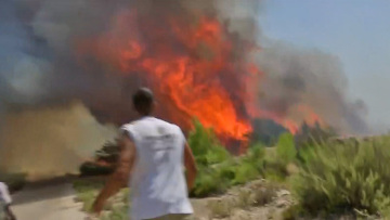 Φωτιά στη Ρόδο: Η στιγμή που οι φλόγες πήγαν να «κλείσουν» δημοσιογράφο της ΕΡΤ