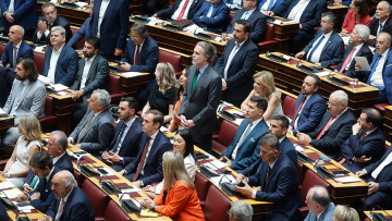 ΠΑΣΟΚ: «Όχι» επί της αρχής, «ναι» στις αυξήσεις