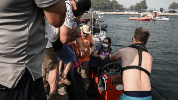 Aναβλήθηκε το Παγκόσμιο Ιστιοπλοΐας - 440 ιστιοπλόοι βοηθούν στην εκκένωση της Νέας Αγχιάλου