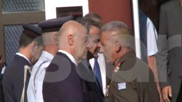 Η στιγμή που ο αρχηγός ΓΕΕΘΑ ενημερώνει Μητσοτάκη - Δένδια για τις εκρήξεις στη Νέα Αγχίαλο