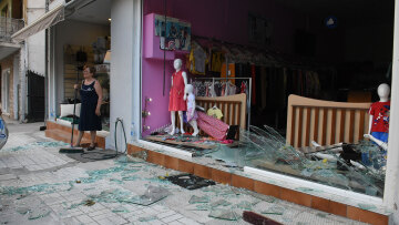 Νέα Αγχίαλος: Η στιγμή που το ωστικό κύμα από τις εκρήξεις στην αποθήκη πυρομαχικών «χτυπά» τζαμαρίες καταστημάτων