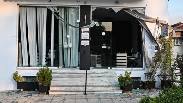 Η επόμενη μέρα στη Νέα Αγχίαλο - Σπασμένα τζάμια και βιτρίνες μετά τις εκρήξεις