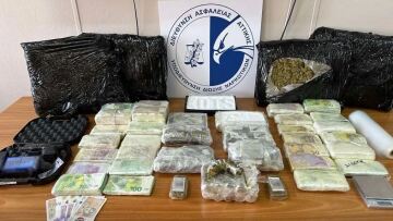ΕΛΑΣ: 41χρονος στην Αθήνα έκρυβε στην ντουλάπα του 10 κιλά ναρκωτικά, όπλα και χρήματα - Δείτε βίντεο 