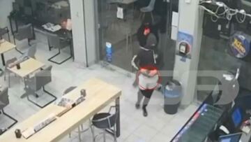 Περιστέρι: Βίντεο από ληστεία σε κατάστημα τυχερών παιχνιδιών - Σημάδευαν την υπάλληλο με όπλο