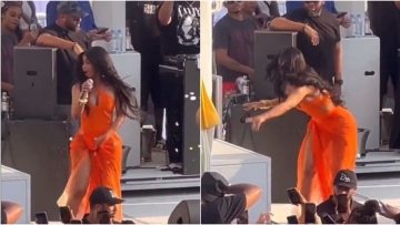 Cardi B: Θεατής σε συναυλία της πετάει το ποτό του στη ράπερ - Εκείνη ανταποδίδει πετώντας του το μικρόφωνο 