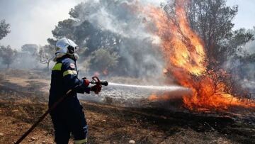 Άγιος Στέφανος: «Έβαλα τη φωτιά μπροστά στο σπίτι μου» λέει ο 87χρονος που κατηγορείται για εμπρησμό από πρόθεση