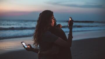 Phubbing: Τι είναι και γιατί μπορεί να καταστρέψει τις σχέσεις σας