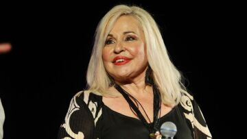 Μπέσσυ Αργυράκη: Η φωτογραφία μέσα από το νοσοκομείο μετά την πτώση από τη σκηνή 