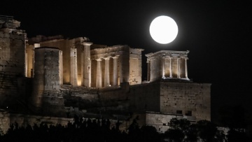 Καιρός: Αύγουστος με σπάνια «διπλή» πανσέληνο και έναν «μίνι» καύσωνα