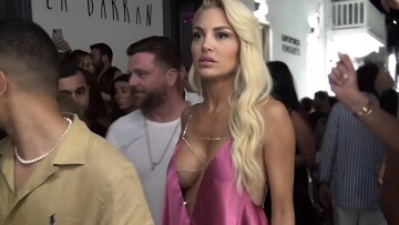 Αλεξάνδρα Παναγιώταρου: Με αποκαλυπτικό ντεκολτέ στη Μύκονο