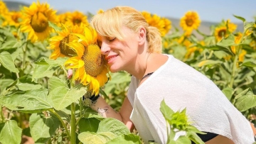 Ελεωνόρα Ζουγανέλη: Υποδέχεται τον Αύγουστο μέσα στα ηλιοτρόπια - «Αν γουστάρετε ερωτευτείτε»