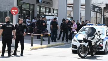 Κολωνός: Βίντεο από τη στιγμή που ο ληστής πέφτει στο έδαφος μετά τους πυροβολισμούς