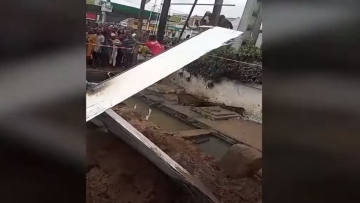 Νιγηρία: Η στιγμή που ελικόπτερο πέφτει έξω από τράπεζα στο Λάγος, τέσσερις τραυματίες - Δείτε βίντεο