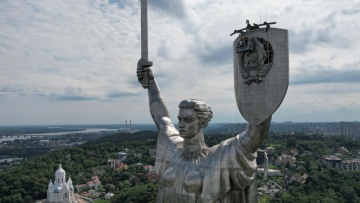 Ουκρανία: Ξηλώθηκε το σφυροδρέπανο από το μνημείο της Μητέρας Πατρίδας στο Κίεβο - Δείτε βίντεο