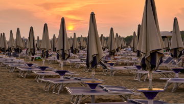  «Κίνημα της πετσέτας»: Καταγγέλλουν σωματοφύλακες σε παραλίες – Έως και 120 ευρώ οι ξαπλώστρες