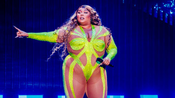 Lizzo: Βαριές κατηγορίες εις βάρος της - Ανάγκαζε χορεύτριές της να τρώνε μπανάνες από κόλπους ιερόδουλων