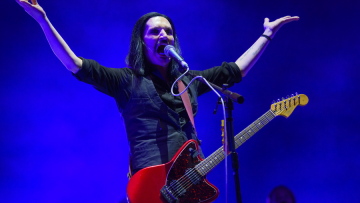 Ιταλία: Μήνυση κατά του τραγουδιστή των Placebo από τη Μελόνι – Την αποκάλεσε «φασίστρια και ρατσίστρια»