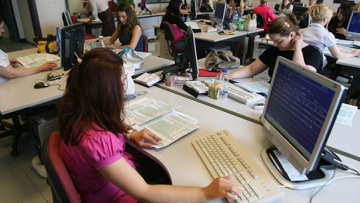 Αυξήσεις μισθών στο Δημόσιο: Πόσα θα πάρουν οι 665.000 δικαιούχοι - Δείτε αναλυτικά παραδείγματα