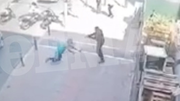 Κολωνός: Καρέ-καρέ η επίθεση του ληστή με μαχαίρι και η στιγμή που ο αστυνομικός τον πυροβολεί