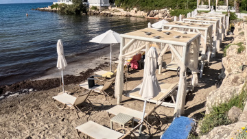 «Σαφάρι» ελέγχων στα νησιά και την Αττική για τις ομπρέλες και τις ξαπλώστρες