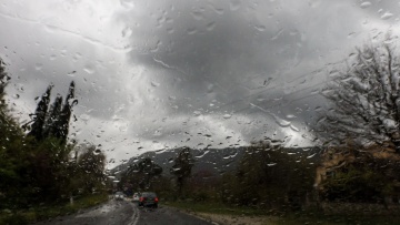 Καιρός: Έκτακτο δελτίο επιδείνωσης για σήμερα - Πού αναμένονται καταιγίδες και πού 40άρια