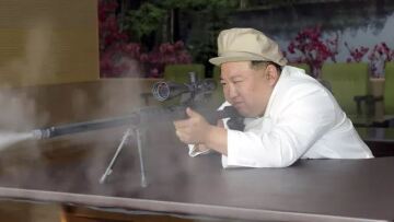 Βόρεια Κορέα: Νέα επίδειξη ισχύος από τον Κιμ - Περιοδεύει σε εργοστάσιο όπλων και πυροβολεί