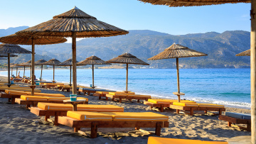 Χαλκιδική: Υπεύθυνος beach bar έδειρε ζευγάρι που ήθελε να καθίσει  στην παραλία με πετσέτα - Στο νοσοκομείο 74χρονος
