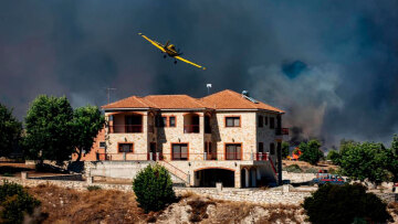 Σε ύφεση η φωτιά στην Κύπρο - Στις 10 φτάνει το πρώτο Canadair από Ελλάδα