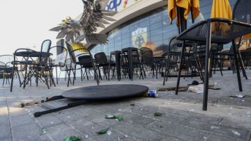 Νέα Φιλαδέλφεια: Με σοβαρά τραύματα άλλοι δύο οπαδοί, λέει η ΑΕΚ - Τον έναν τον χτυπούσαν οι Κροάτες με λοστό και τον έκαιγαν με καπνογόνο!