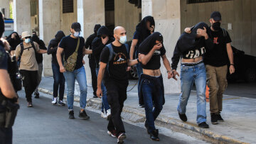 Νέα Φιλαδέλφεια: Στον Εισαγγελέα οδηγούνται οι 94 Κροάτες χούλιγκαν - Ψάχνουν άλλους 50 σε όλη τη χώρα