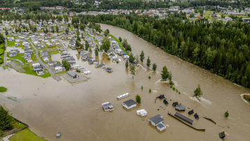 Πλημμύρες στη Νορβηγία: Τρομακτικές εικόνες - Έσπασε φράγμα, τα νερά παρέσυραν ακόμα και σπίτια (βίντεο)