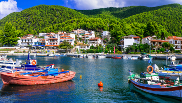 Le Figaro: Σκόπελος, το νησί-πρότυπο κατά του υπερτουρισμού