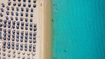 Νάξος: Στο αυτόφωρο τρεις επιχειρηματίες γιατί άπλωσαν ξανά ομπρελοκαθίσματα