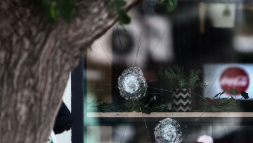 Άγνωστοι έσπασαν τζαμαρία καταστήματος Έλληνα που κρατείται για την επίθεση στη Νέα Φιλαδέλφεια - Δείτε φωτογραφίες